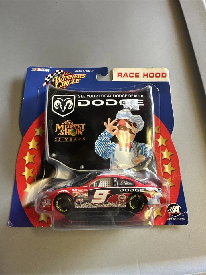 Winner's Circle 2002 1:43 Bill Elliott #9 Muppets chef sueco Dodge con capó nuevo en paquete Foto 1 de 2