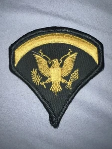 Vintage WWII Specialist E4 Gold Eagle Embroidered Military Sew On Patch - Picture 1 of 2