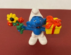 Vintage 1978 ☆ Smurfs ☆ Flowers & Present Smurf Figure #20040 - Imagen 1 de 4
