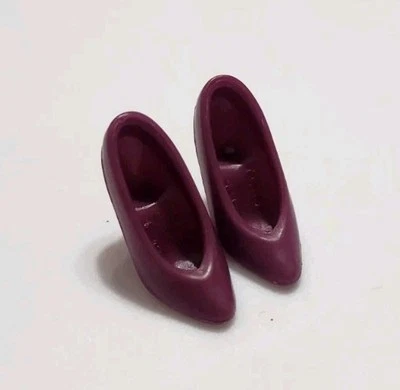 ZAPATOS DE SALÓN BARBIE TACONES PÚRPURA PROFUNDO SIMPLES LISOS AÑOS 90 ESTILO DE MODA LINDOS ZAPATOS DE MUÑECA Foto 1 de 3