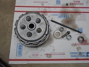 2000 KAWASAKI EJ 650 A W650 OEM COMPLETE Complete Clutch w Pressure Plate - Foto 1 di 3