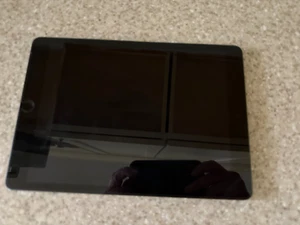 Apple iPad (9th Generation) A2604 64 GB, Wi-Fi + 4G, 10.2 in - Space Gray - Afbeelding 1 van 2