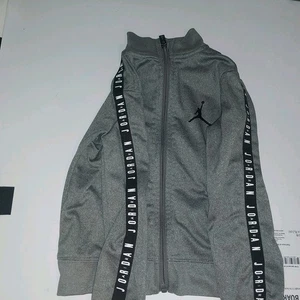 Nike Jordan Kleinkind 3t Übergangsjacke grau gebraucht - Bild 1 von 5