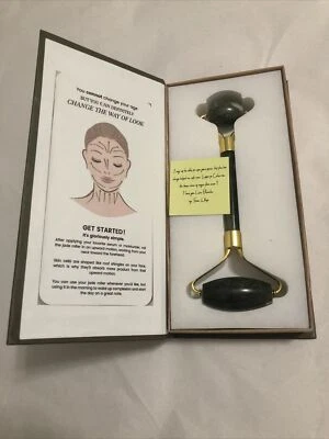 Once Upon a Book Club Día Cinco Calendario de Adviento Rodillo de Jade para Cara - Despuffing Foto 1 de 4