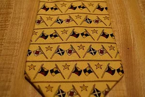 Corbata de seda Tommy Hilfiger para hombre hecha en EE. UU. con estrella amarilla/dorada con tema estampado nueva con etiquetas - Imagen 1 de 5