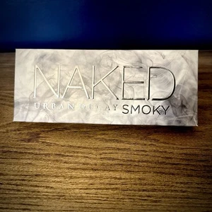 Urban Decay Naked Smoky Lidschatten Palette mit Pinselspiegel & Anleitung Neu in OVP - Bild 1 von 5