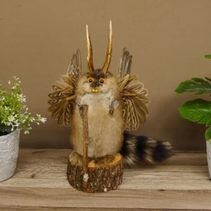 Wolpertinger Wolpi Bisam Präparat Höhe 38 cm mit Wanderstock & orange Augen Deko - Bild 1 von 9