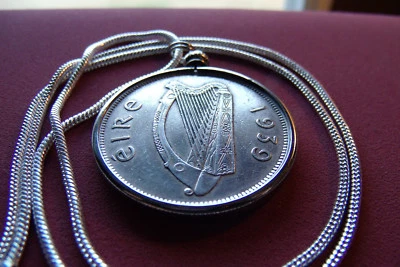 Colgante Corona de Caballo Irlandés 1939 en una cadena de serpiente de 2 mm llena de oro blanco de 24" de 18 quilates Foto 1 de 3