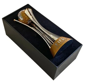 1000. COPA MUNDIAL OFICIAL DE CLUBES DE LA FIFA. 150mm de altura y caja de exhibición. No tamaño completo. - Imagen 1 de 8