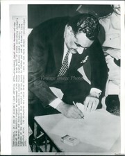 1970 Uar Pres Gamal Abdel Nasser Signs Jordan Treaty Politics Wirephoto 8X10