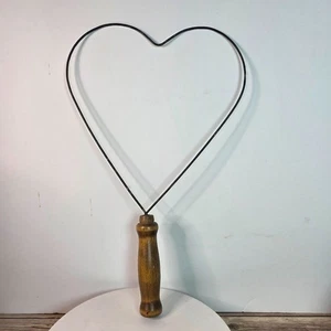 Tappeto battitore vintage in filo a forma di cuore con manico in legno - Foto 1 di 11