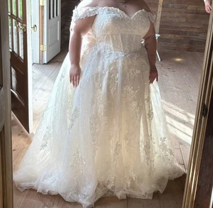 Elegant Plus Size Off-Shoulder Floral Lace Embroidered A-Line Wedding Dress - Picture 1 of 4