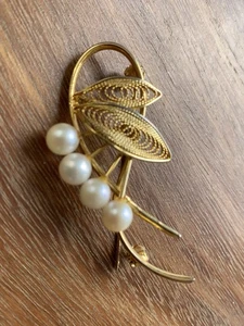 Vintage Gold Plated Pearl Brooch Art Deco swirl and filigree, timeless classic - Picture 1 of 3