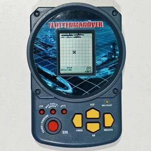 1998 MB Hasbro LCD Handheld Konsole FLOTTENMANÖVER Schiffe versenken Battleship - Picture 1 of 2