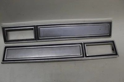 Cadillac Deville 1970 parachoques central trasero luz de reversa moldura placas envolventes. L&R Foto 1 de 4