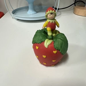 Avon Porzellan Glocke Herzen Delight Erdbeere mit Elfe Pixie 1993 4,5" T - Vintage - Bild 1 von 6
