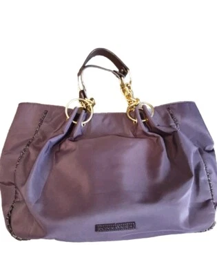 Bolso de mano BCBG MAXAZRIA púrpura berenjena con asa de eslabones de cadena dorada.  Foto 1 de 4