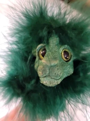 Marioneta de cable de pluma mullida verde festival renacentista Foto 1 de 4