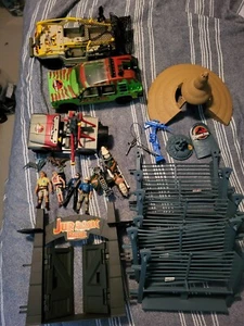 Jurassic Park Command Compound Teile, 3 Fahrzeuge, Actionfiguren 1993 Beschreibung lesen - Bild 1 von 21