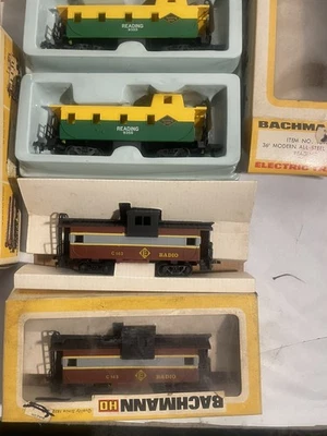 HO Scale Bachmann Lot of 4 cabooses Erie Lackawanna and Reading Lines - Image 1 of 4