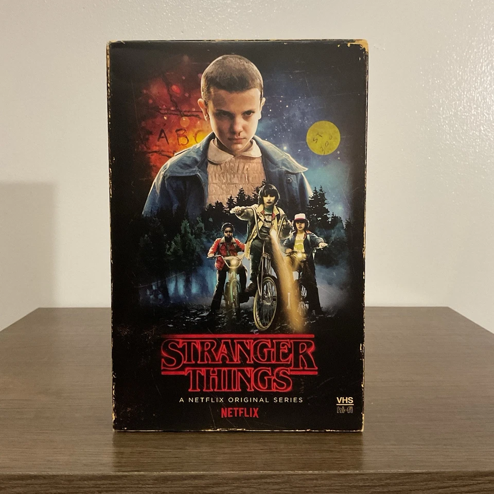 Stranger Things Season 1 Collectors Edition Retro VHS Box DVD Set Foto 1 de 4