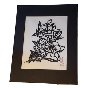 Cortador de papel chino Hou-tien Cheng Master flores iris firmado mate de colección - Imagen 1 de 11