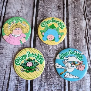 Set di 4 spille vintage 1983 cavolo toppa bambini anni 80 2 pollici bottone  - Foto 1 di 7