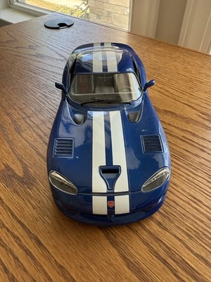 Масштаб 1/18 модель Bburago 3330 Dodge Viper GTS купе 1996 сделано в Италии литая - Изображение 1 из 4