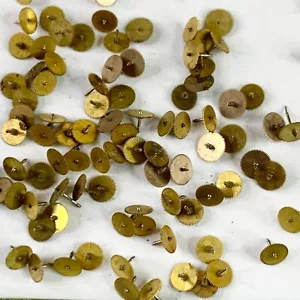 Lotto 100 piccoli ingranaggi orologio spilla ottone oro arte alterata parte steampunk ruota vintage - Foto 1 di 7