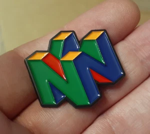 NINTENDO 64 SMALTO PIN N64 LOGO Lapel Hat Bag Pack videogiochi classici pinback - Foto 1 di 3
