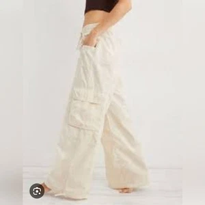 Aerie High Waisted Go-For-It Baggy Cargo Pant in Toasted Coconut Gr. L - Bild 1 von 10