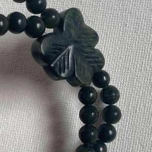 Armband grüner Stein Kleeblatt Charm und Perlen Doppelstrang Stretch - Bild 1 von 6
