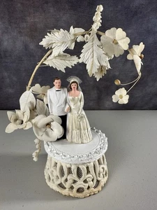 Vintage 1951 Hochzeitstorte Topper von Novelty Co Marmorähnliche Lilie Spitze Braut Bräutigam - Bild 1 von 9