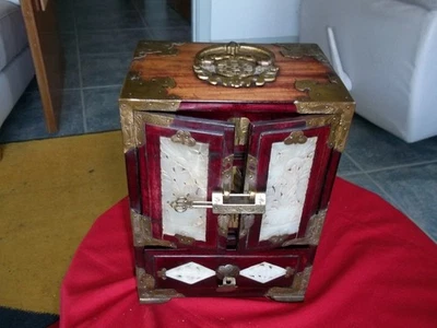 Antiguo joyero chino palo de rosa latón con incrustaciones de jade dinastía Qing con cerradura Foto 1 de 4