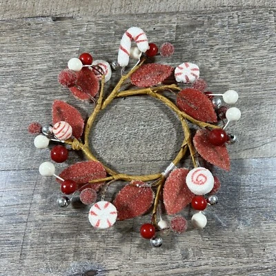 Anillo de velas de Navidad con hojas de bayas de caramelo de menta recubierto de azúcar rojo blanco decoración Foto 1 de 4