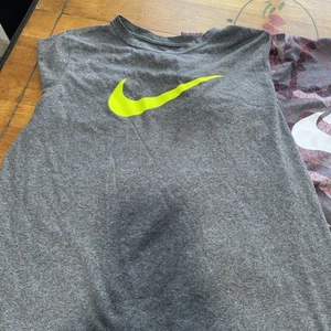 Boys NIKE Short Sleeve Shirts SET of 2 Microfiber Gray Red black Sz:YLG (12-13) - Picture 1 of 3