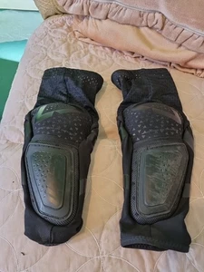 Leatt elbow protectors L-XL - Picture 1 of 9