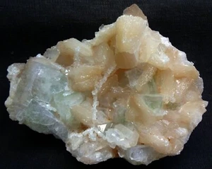 FIOCCHI STILBITE CON CUBI DI APOFILLITE VERDE CHIARO ED ESEMPLARI DI MINERALI SCOLESITE - Foto 1 di 3