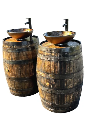 Tocador de baño rústico de barril de whisky con fregadero y grifo Foto 1 de 4