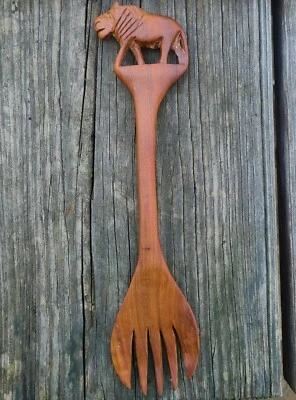 TENEDOR PARA SERVIR ENSALADA AFRICANA LEÓN ANIMAL MADERA TALLADA A MANO (SOLO). VINTAGE Foto 1 de 4