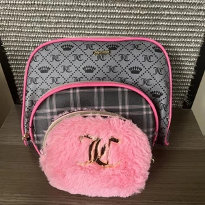 NUEVO Juicy Couture Maquillaje Cosmético Bolsa de Viaje Conjunto de 3 Rosa Imitación Piel - Imagen 1 de 5