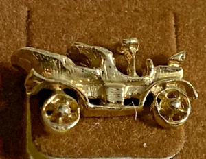 14K Yellow Gold HORSELESS CARRIAGE Tie Tack/Pin, 5/8" wide, 1 gram, NICE DETAILS - Picture 1 of 10