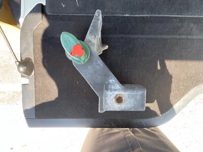 LAND ROVER LR3 LR4 OEM TRAILER HITCH RECEIVER WITH KEY KNB500023 - Image 1 of 2