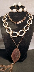 Lotto gioielli firmati da vintage a moderni designer CORONA TRIFARI MONET  - Foto 1 di 14