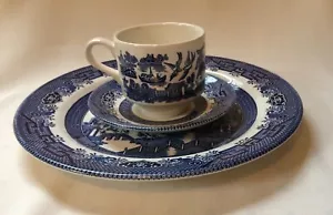 CHURCHILL CLASSIC BLUE WILLOW AUS ENGLAND 3 STK. SPEISETELLER, TASSE & S NOS - Bild 1 von 7