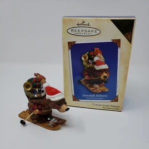 2004 Hallmark Keepsake Ornament Downhill Delivery QX2834 1st in the Series - Foto 1 di 8