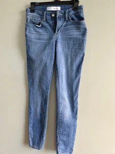 Pantalones de mezclilla ajustados de tiro medio Signature by Levi Strauss para mujer talla lavado claro - Imagen 1 de 3