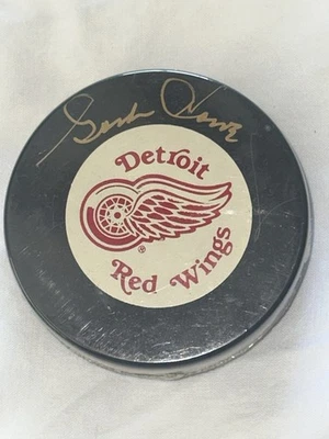 Gordie Howe Auto Signed NHL COA Official Detroit Red Wings Puck Wolffers COA HOF - Image 1 of 3