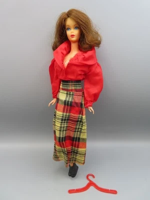 Vintage Barbie Clon Falda Larga Cuadros con Blusa Roja Zapatos Negros SIN MUÑECA Foto 1 de 4