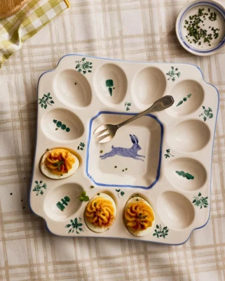 Plato para servir huevos Anthropologie Lexington Devild Bunny Rabbit 12 huevos NUEVO Foto 1 de 4